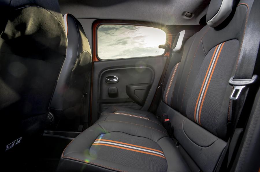 Интерьер Renault Twingo GT 2016 года  (UK) (фото 20 из 25)